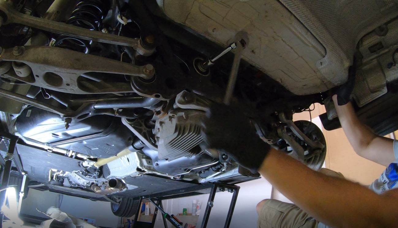 Loosen rear diff bolt